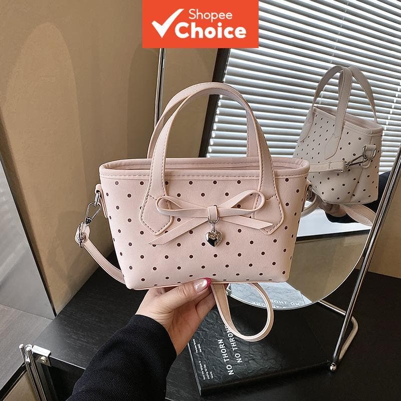 Bolsa Mini Cesta Rosa Claro e Preto de Bolinhas | Com Laço e Pingente de Coração | Bolsa Tiracolo Feminina com Zíper,