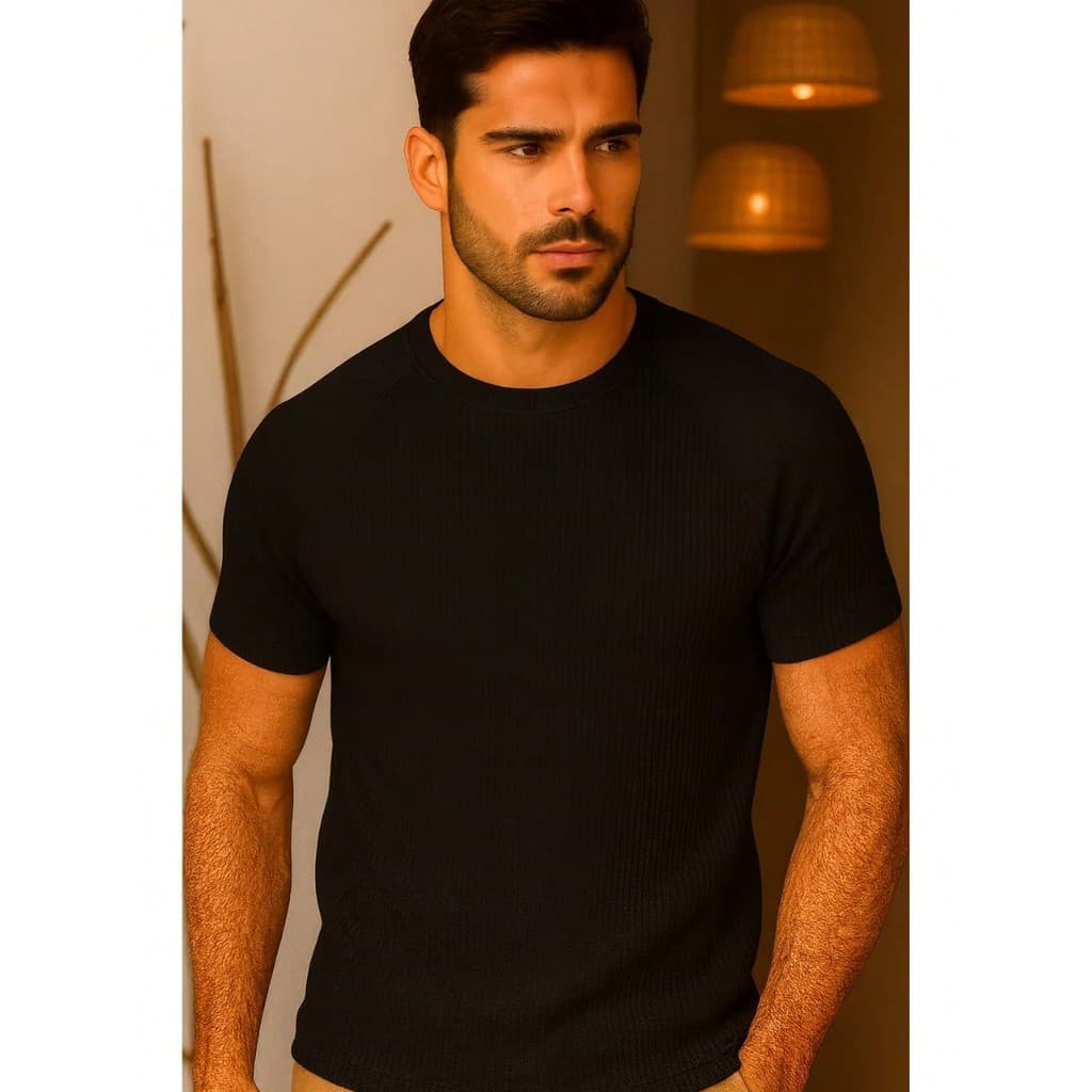 Camiseta Masculina Raglan Manga Curta Slim Fit em Malha Canelada