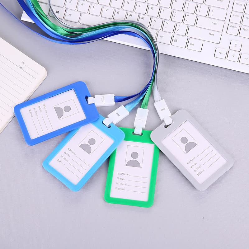 Porta Crachá Cartão Identificação 11x7cm – Cordão Plástico Multicolorido e Estilo Moderno