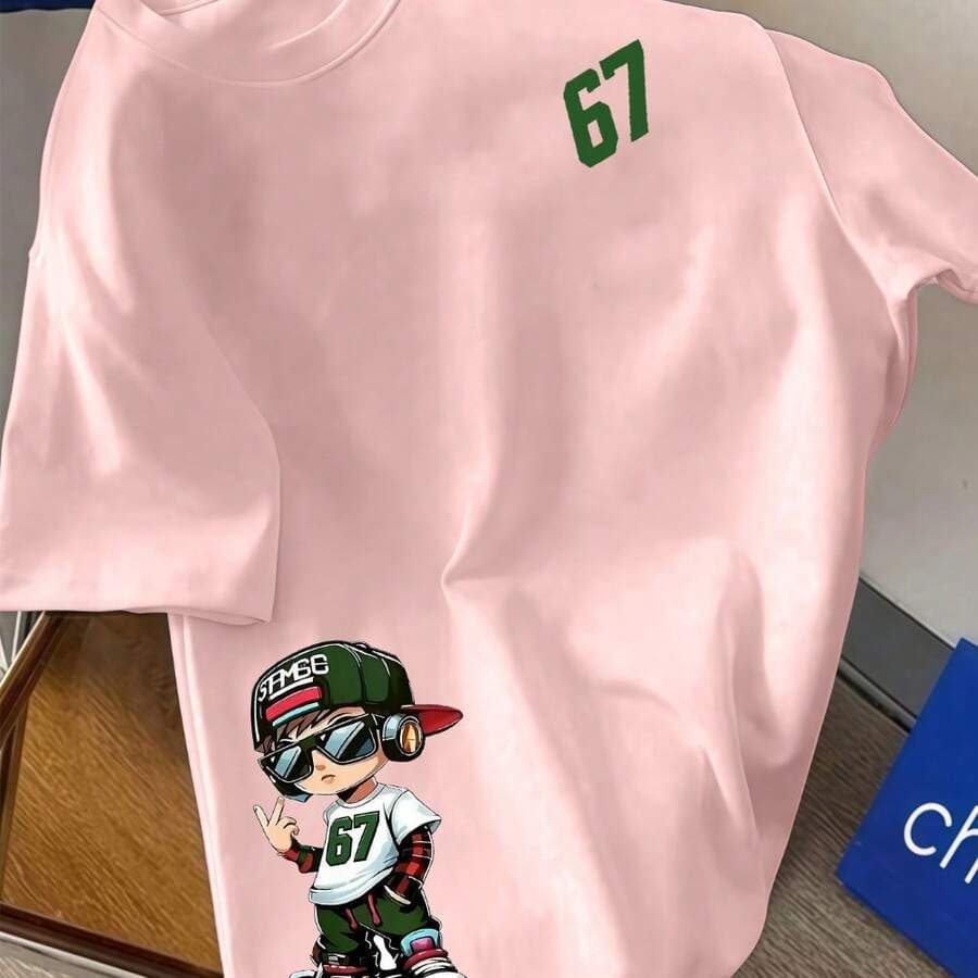 Nova T-shirt de Menino 2025 com um Design Elegante e Casual com a Impressão 'Cool Boy And Funny Angel Number 67'. Feita