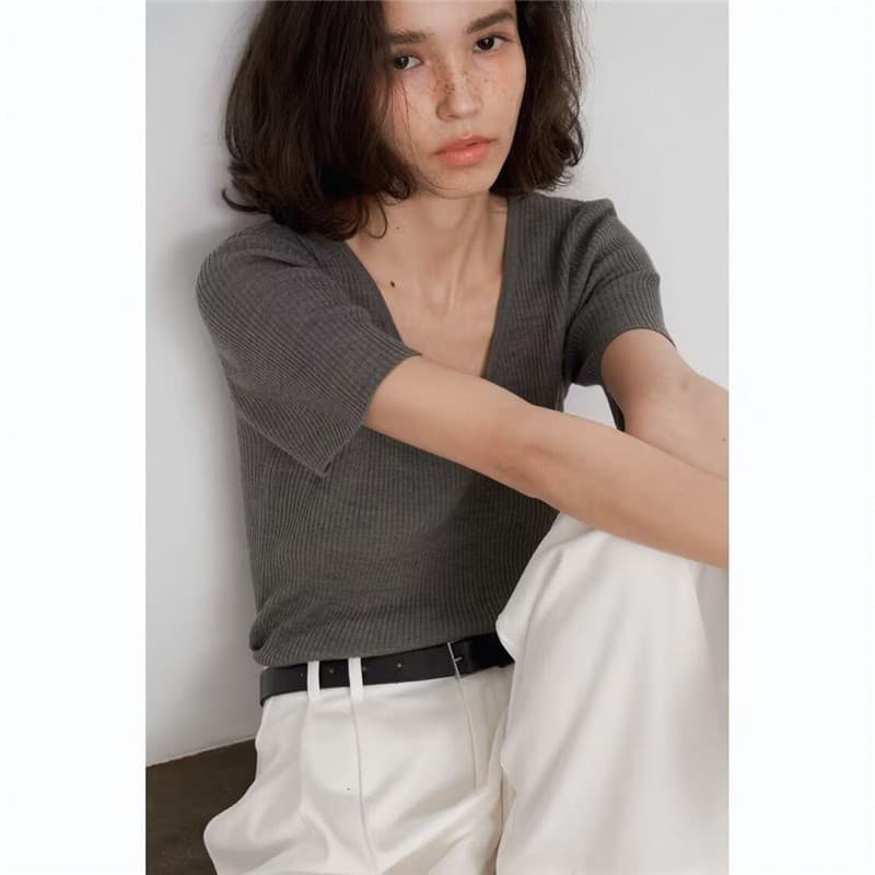 Francês cinza com decote em v clavícula malha de manga curta camiseta feminina verão temperamento High-End sentimento Fo