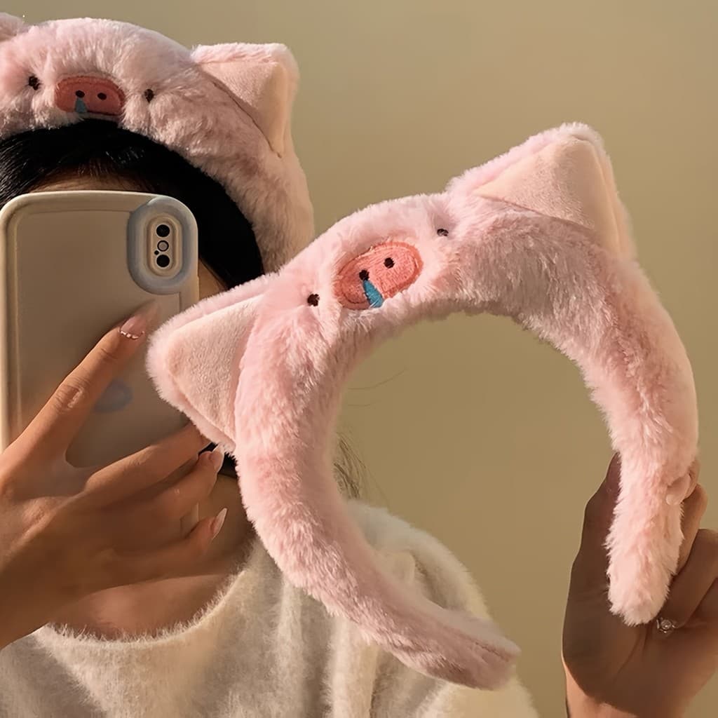 Uma linda tiara de pelúcia em formato de porco rosa, perfeita para lavar o rosto e fazer maquiagem.