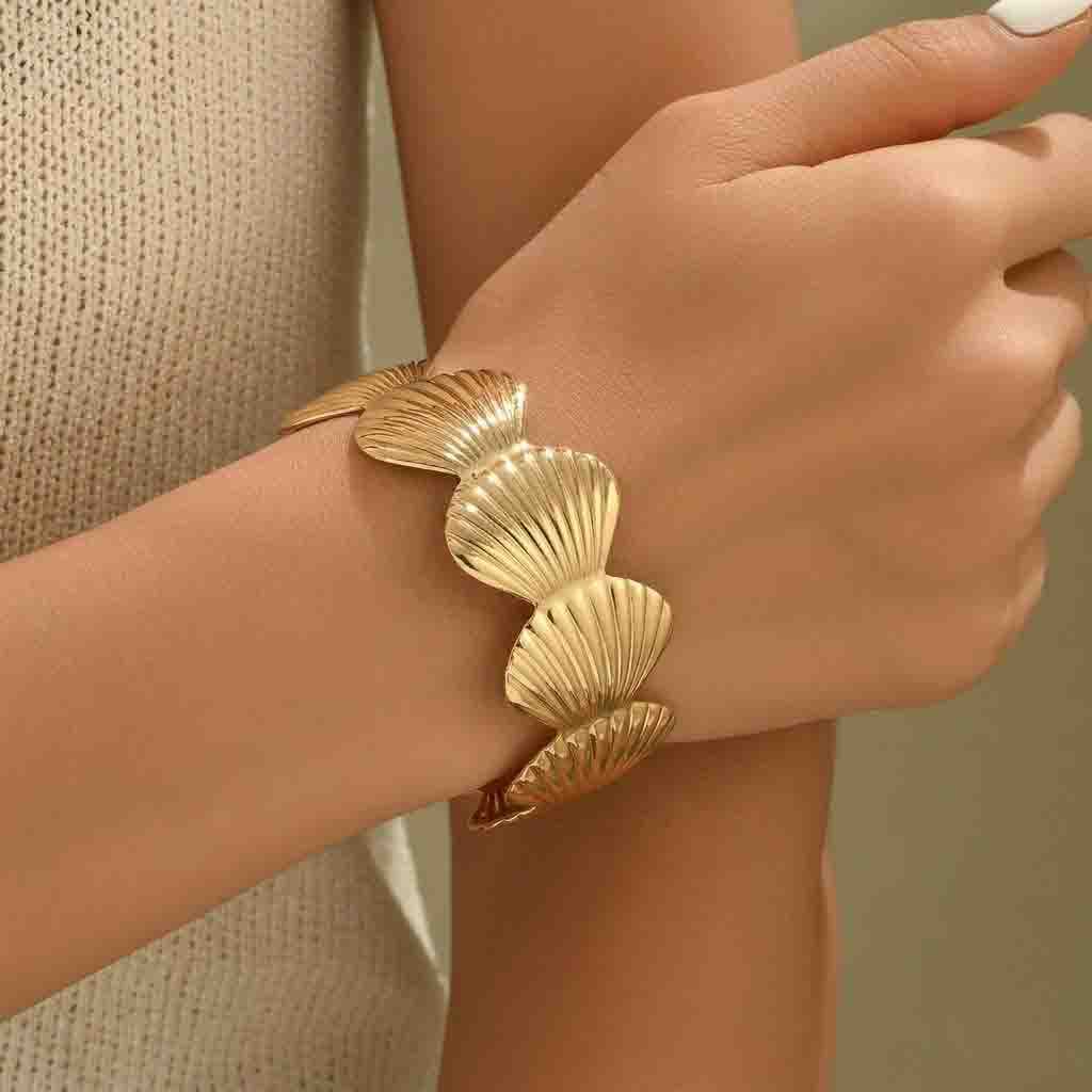 Tendência Chic Bracelete Concha Feminino em Ferro Design Orgânico Minimalista Acessório Fashion Elegante Hit do Momento