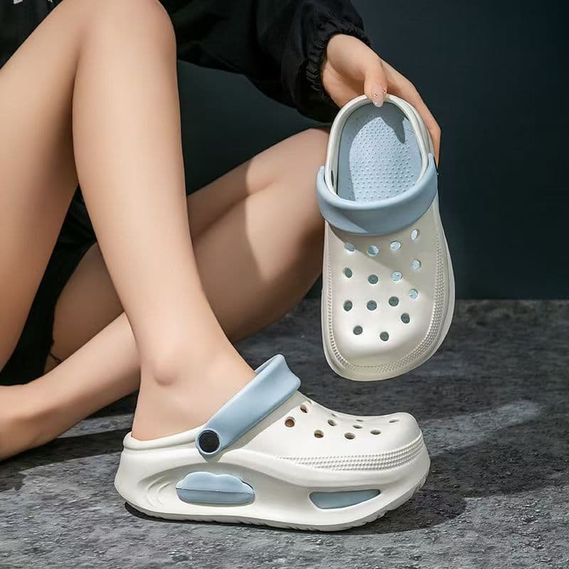 Sapatos de sola grossa buraco feminino verão duas cores bonito Baotou novo estilo aumentado antiderrapante praia merda-p