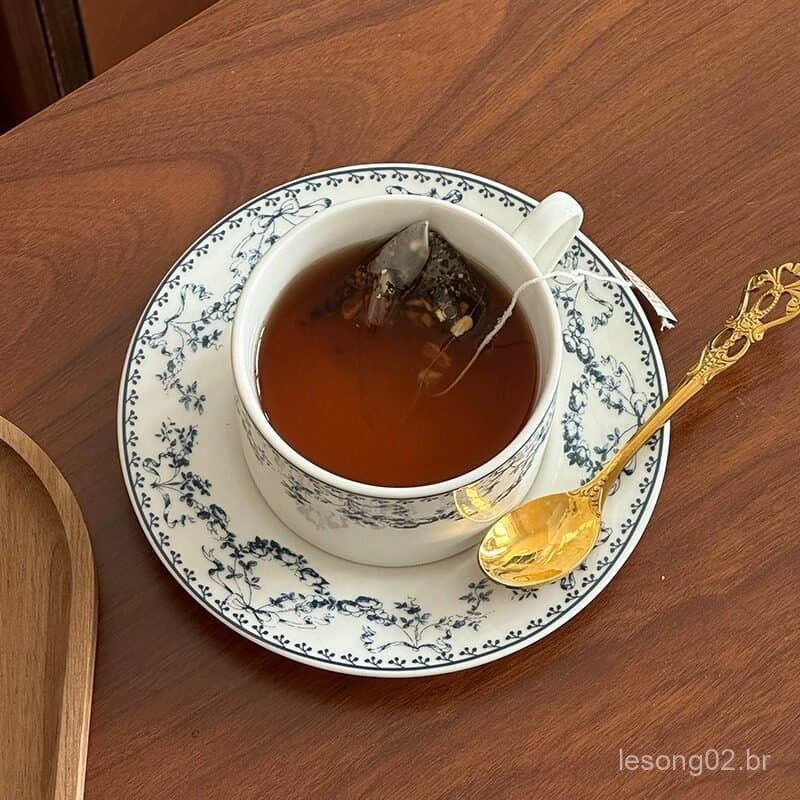 Elegante xícara de café de renda em estilo vintage francês, xícara de chá da tarde de cerâmica retrô, xícara de água com