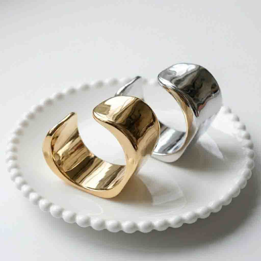 Pulseira Bracelete Largo de Plástico Metalizado Design Minimalista Moderno Tendência 2026