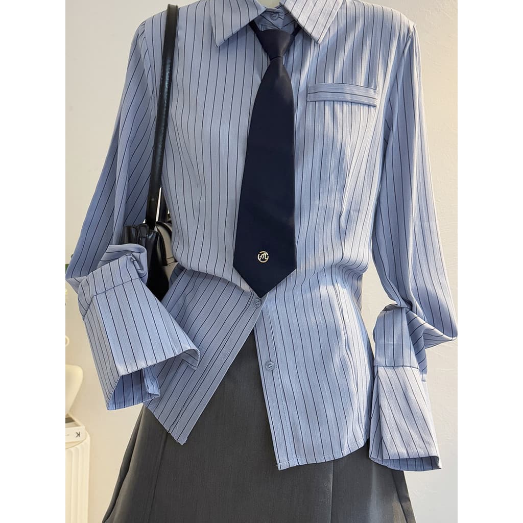 Camisa listrada azul de manga comprida feminina 2026 outono novo estilo Design redutor de idade nicho de cintura estreit