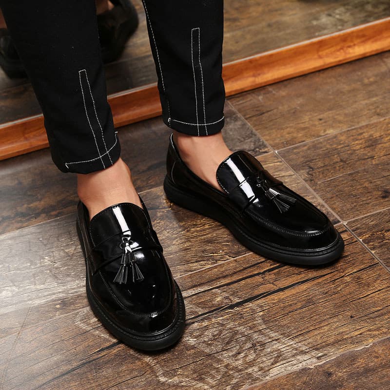 Tendência da moda novo estilo britânico masculino juventude pequenos sapatos de couro brilhante apontou Toe capa pé sapa