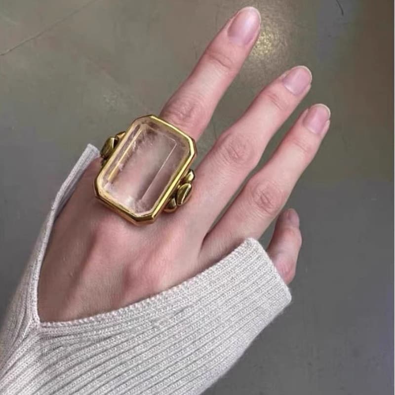 Anel vintage francês exagerado e único, com pedra natural em formato de cubo de açúcar e cristal, com revestimento MKMU.
