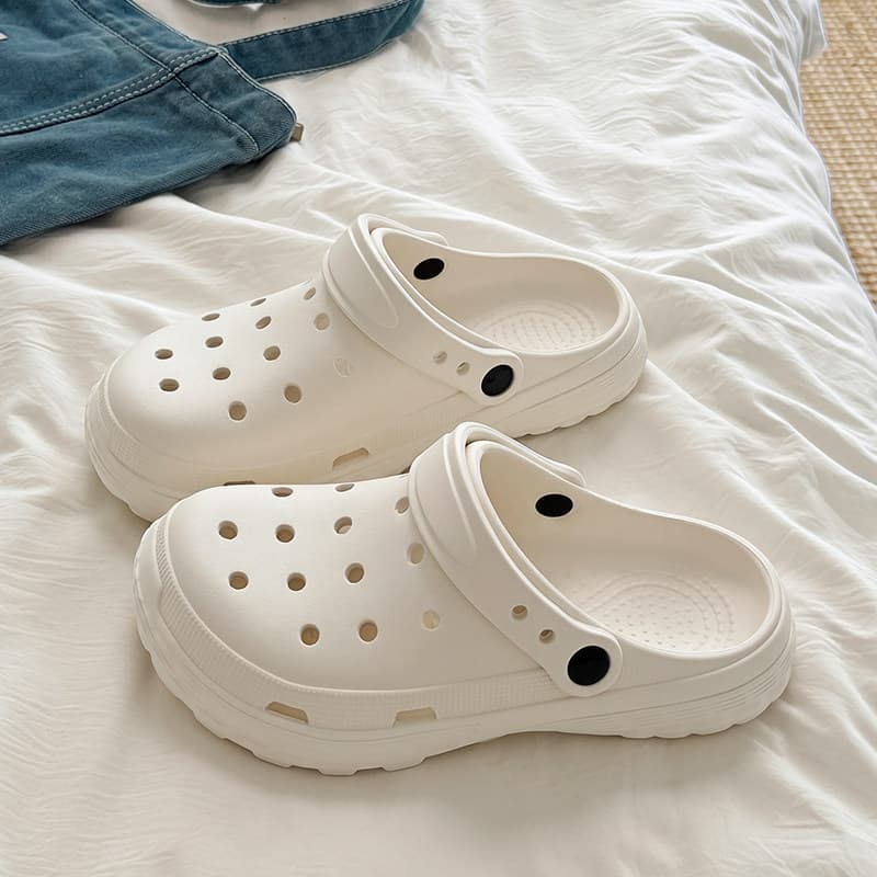 Buraco sapatos femininos 2026 novo estilo verão exterior Wear Anti-deslizamento desodorante praia pisando na merda senti