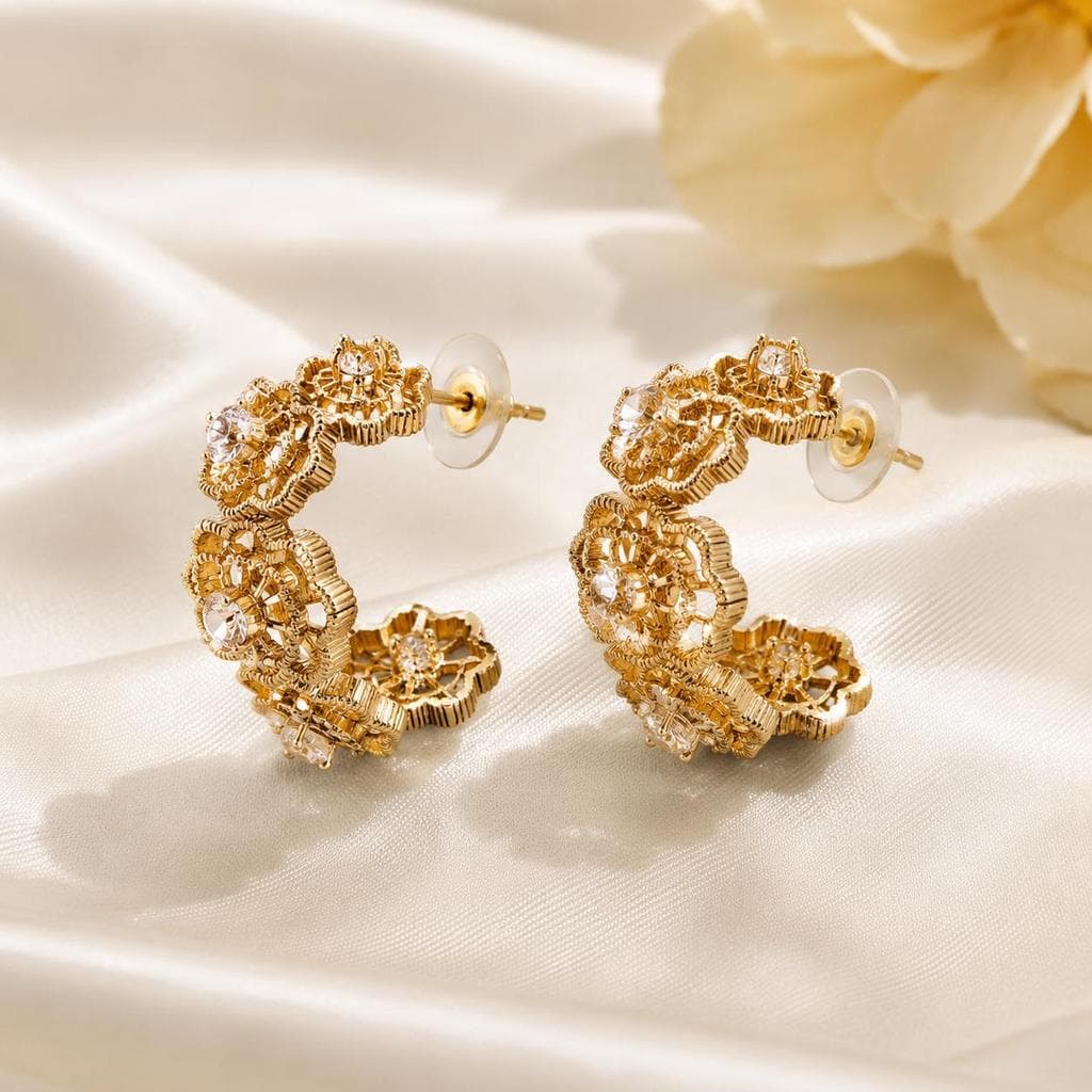 Brinco Argola C Flor Zircônia Prata Vintage, Meia Argola Delicada, Acessório Luxuoso para Mulher