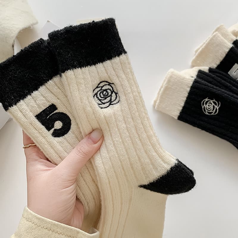Alpaca meias femininas de cano médio outono inverno lã espessada bordada pequena flor preto branco ins na moda All-match