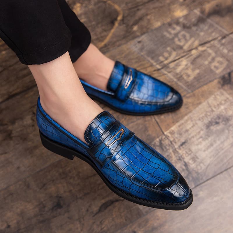 2026 Novo estilo britânico masculino bico fino sapatos de couro capa pé padrão crocodilo versão coreana All-Match boate