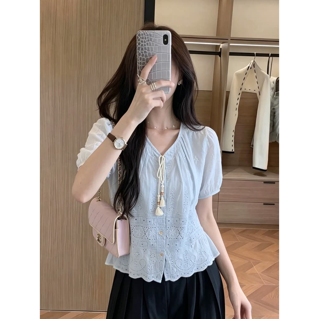 Francês doce estilo manga Puff camisa bordada feminina com decote em V rendas oco camisa mais magro olhar pequeno topo d