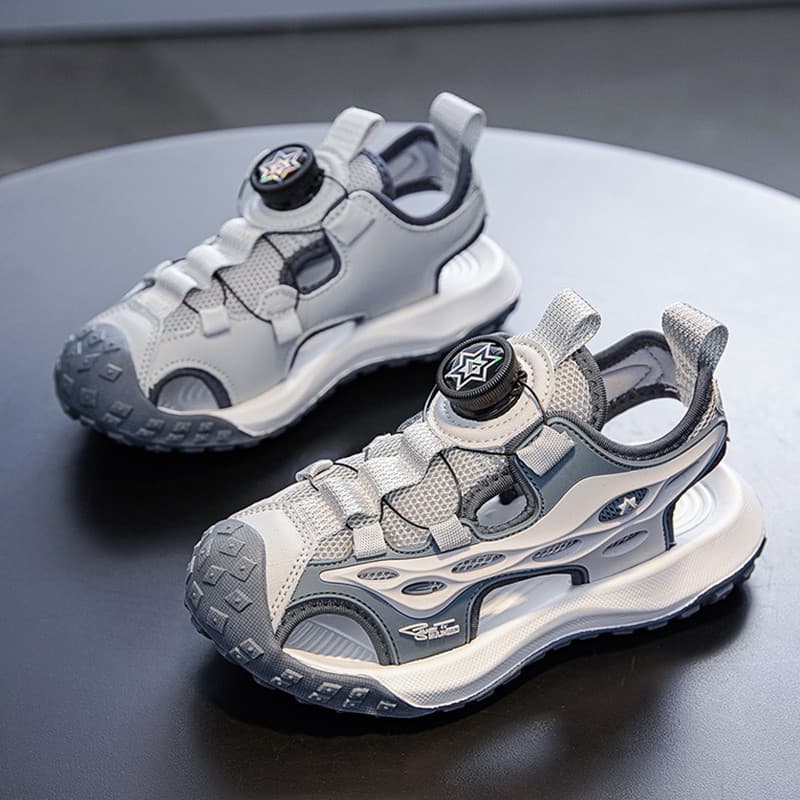 Baotou sandálias infantis meninos 2026 verão novo estilo Street Wear bonito proteção do dedo do pé meninos cinco seis se