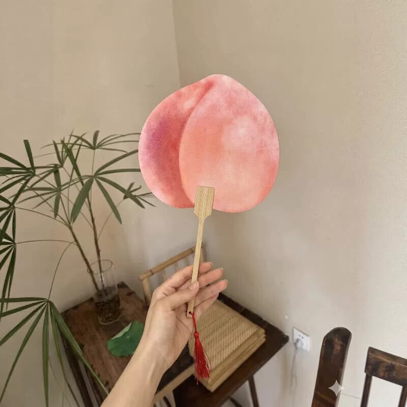Ventilador de pêssego Pu verão feminino pequeno portátil ventilador de mão doméstico estudante de alto valor 2026 novo