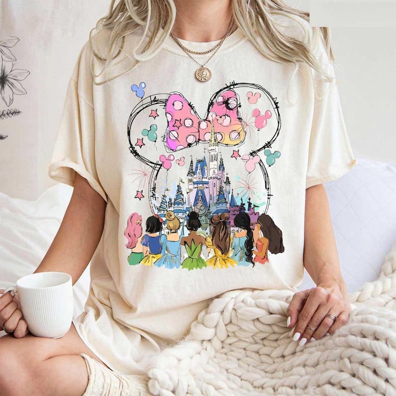 Camiseta Bege Unisex Design com Personagens de Disney e Castelo, Alta Qualidade Moda Infantil e Adorável