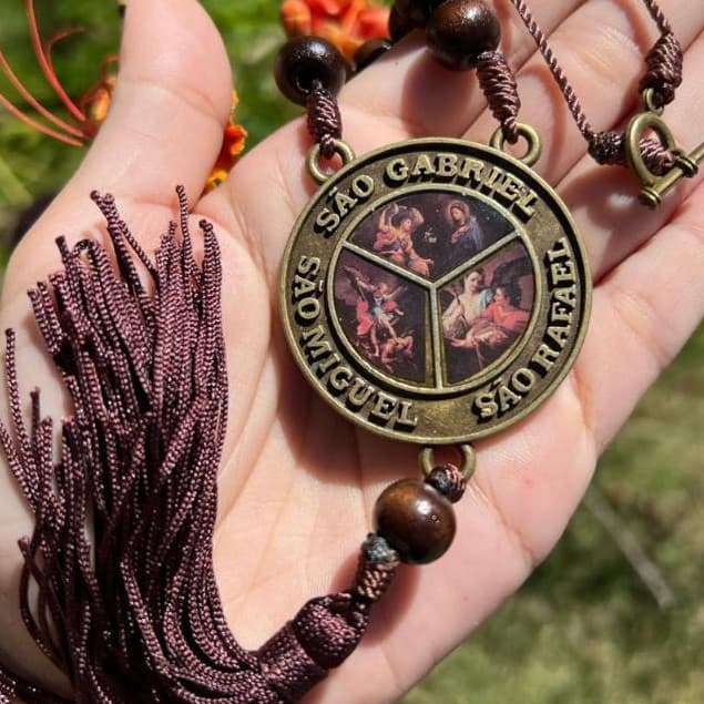 Adorno de Madeira para Retrovisor Carro - 23 cm | Medalha Religiosa dos Três Arcanjos - Distribuidora Catedral