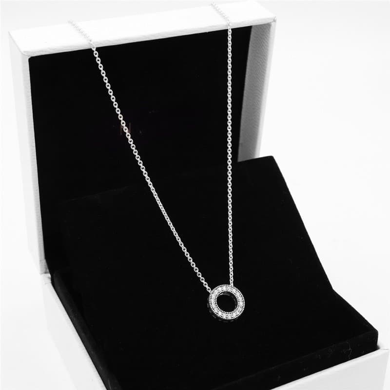 Colar com pingente entrelaçado em prata 925, design de corrente em disco.   CXE7
