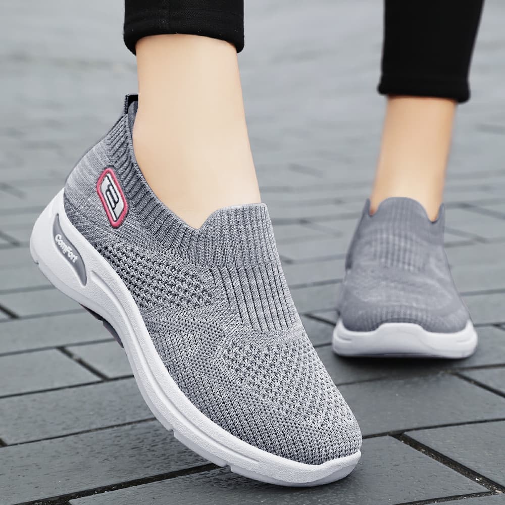 Novos sapatos femininos respirável deslizamento em sola macia Casual leve sola macia meia-idade mãe idosa voando tecido