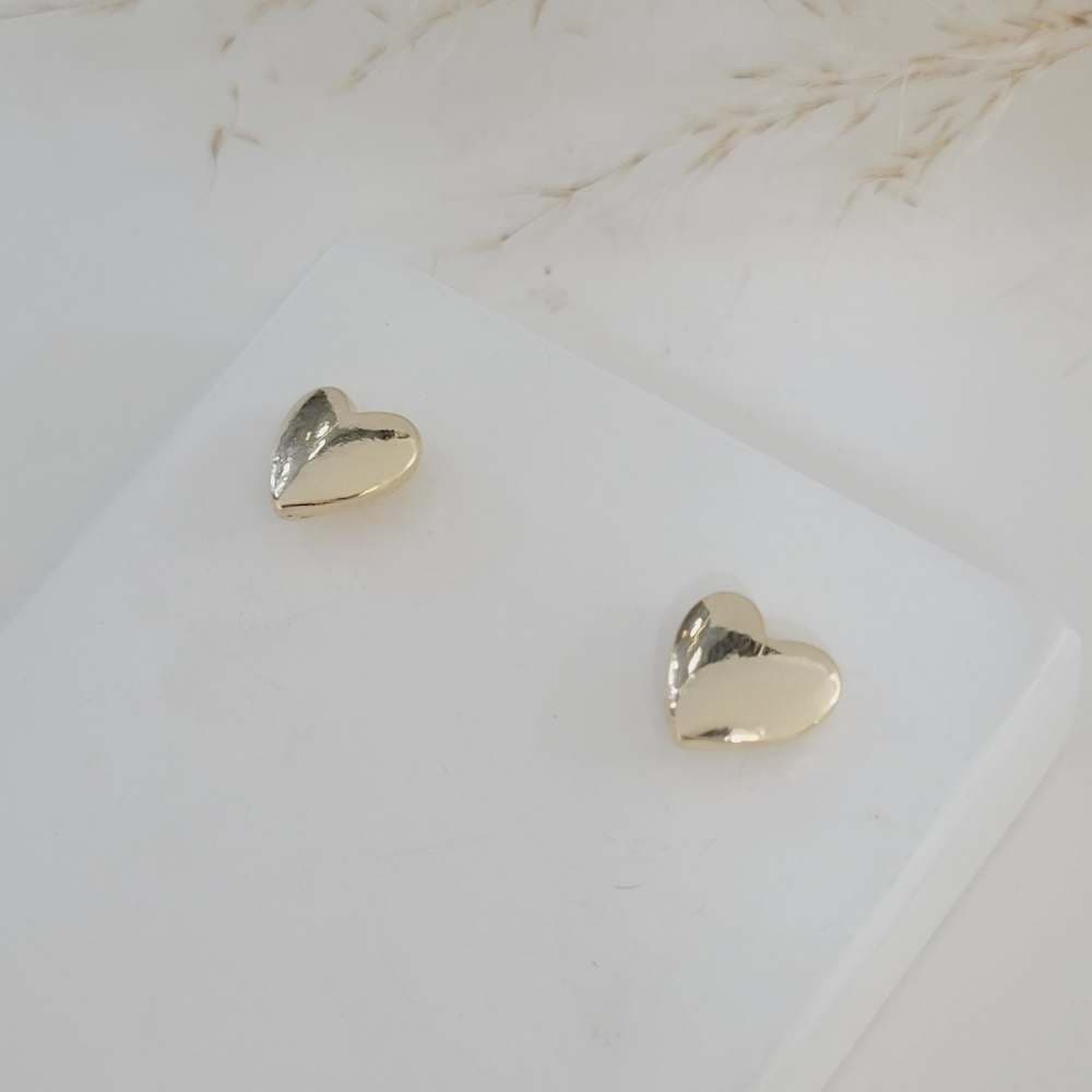Brinco coração liso folheado em ouro 18k