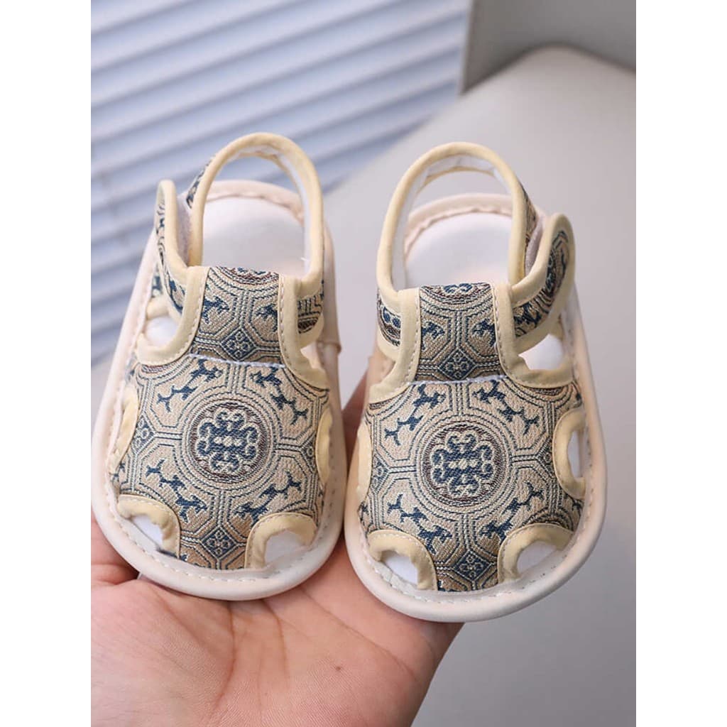Verão bebê um ano de idade sapatos bordados pegar Zhou sola macia sapatos um ano de idade banquete infantil criança esti