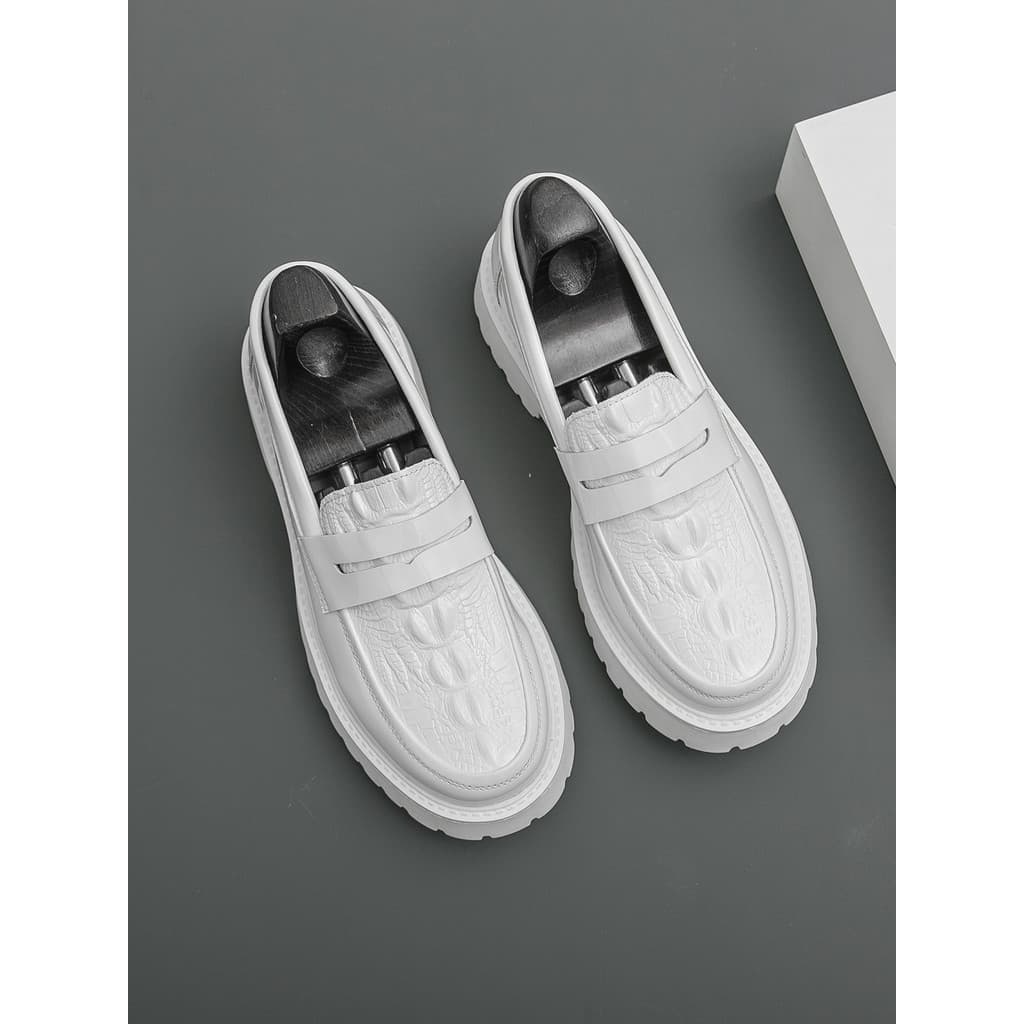 Estilo britânico negócios Formal Wear mocassins de couro patente masculino na moda deslizamento em sola grossa aumentado