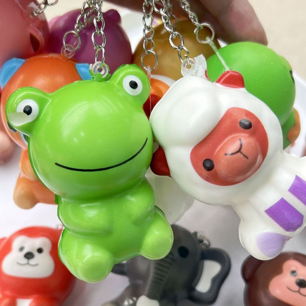 Boneca dos desenhos animados pu recuperação lenta pitada música descompressão brinquedo boneca saco ornamentos chaveiro