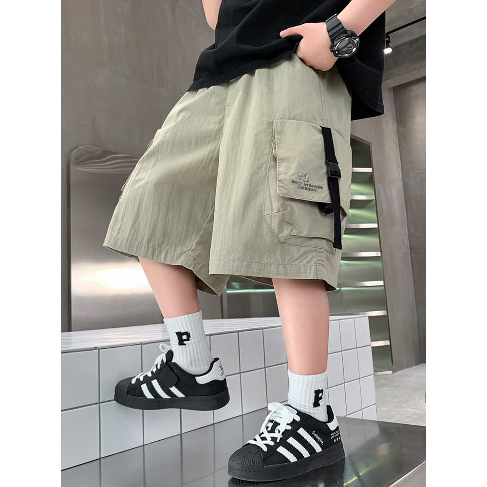 Roupas infantis meninos verão Shorts casuais 2026 novo estilo médio grande crianças verão estilo fino calças médias esti