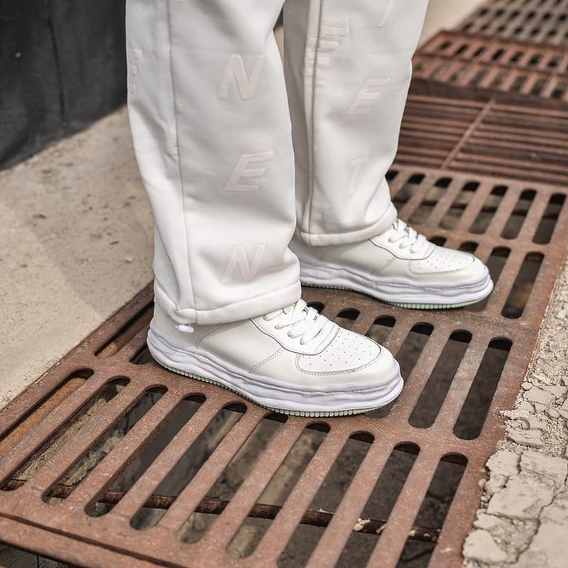 Sapatos japoneses retrô dissolvidos masculinos de sola grossa sapatos brancos versão coreana sapatos de tabuleiro com au