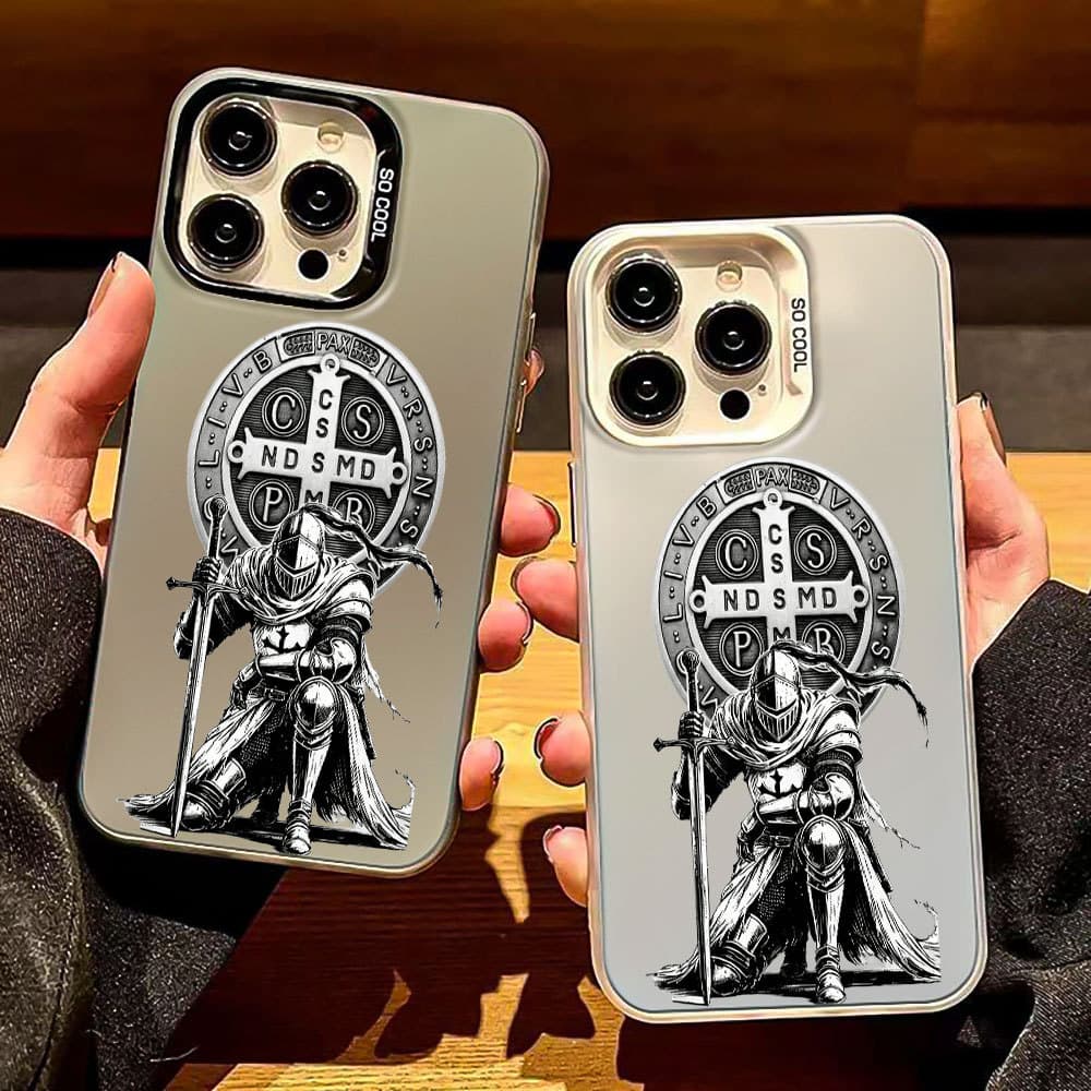 Capinha Estampa da Cruz de São Bento e Cavaleiro Para iPhone 17 Air 16 15 14 Plus 13  Pro Max Resistente a quedas