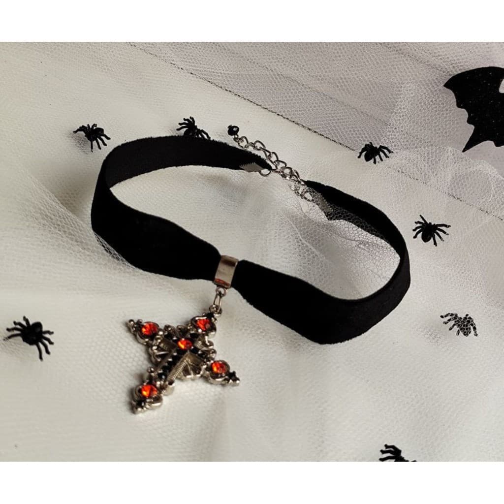 Choker Halloween de Veludo Preto com Pingente Cruz Vintage