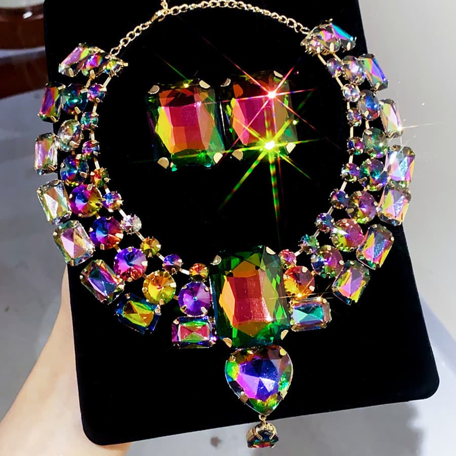 Conjunto de joias exagerado e deslumbrante com colar e brincos, adequado para vestidos de noite sensuais, com uma corren