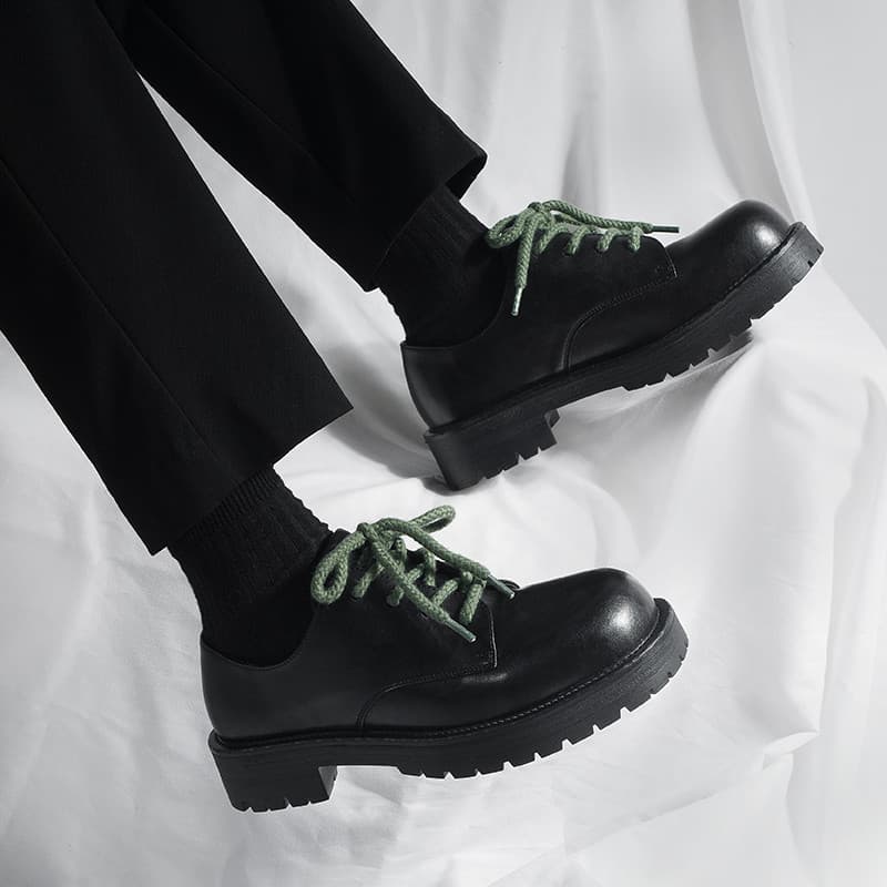 Sapatos de couro masculino estilo 2025 novo estilo preto sapatos de treinamento alemão Retro grande dedo do pé Derby sap