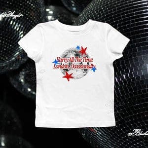 Camiseta Cropped Oversized Feminina Estampa Bola de Discô Estrelas Vermelho Azul Frase Harry All The Time London