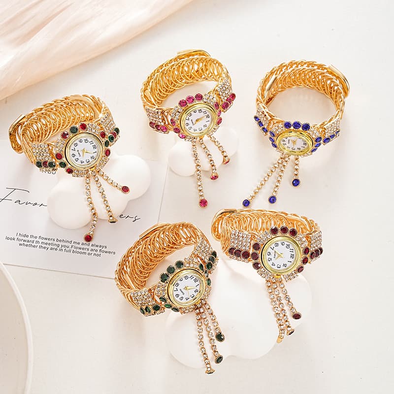 Novo relógio de pulso feminino estilo coreano com pulseira de quartzo, strass e franjas criativas.