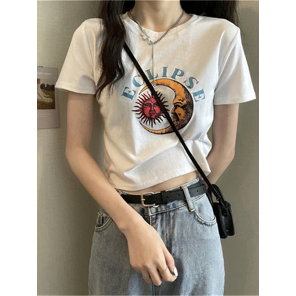 Camiseta curta de manga curta feminina verão novo estilo solto Design nicho chique recortado curto topo com cintura alta