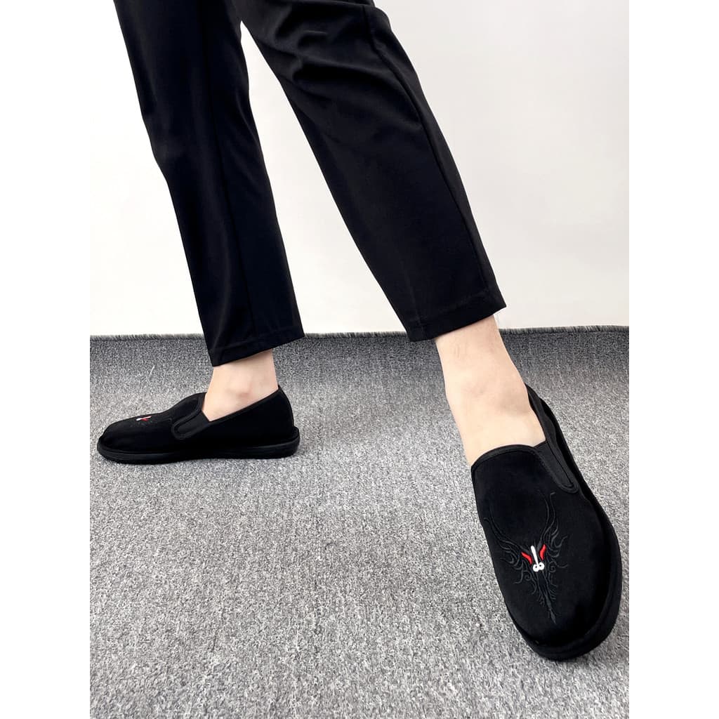 Verão velho pequim sapatos de pano masculino 2026 novo estilo artesanal sola macia deslizamento-On bordado resistente ao