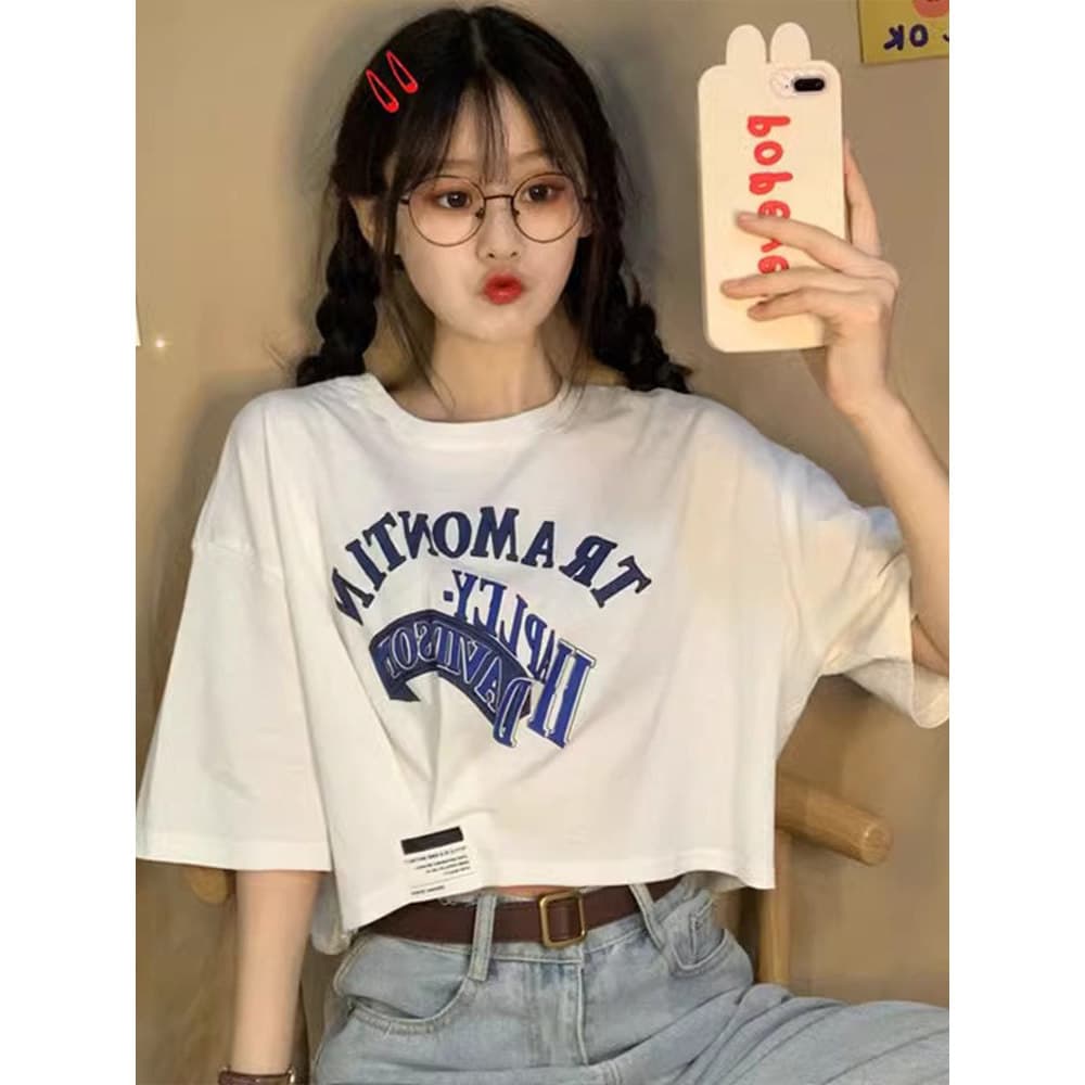 Camiseta de manga curta feminina verão 2026 novo estilo Design nicho bainha Irregular solta Top curto com calças de cint
