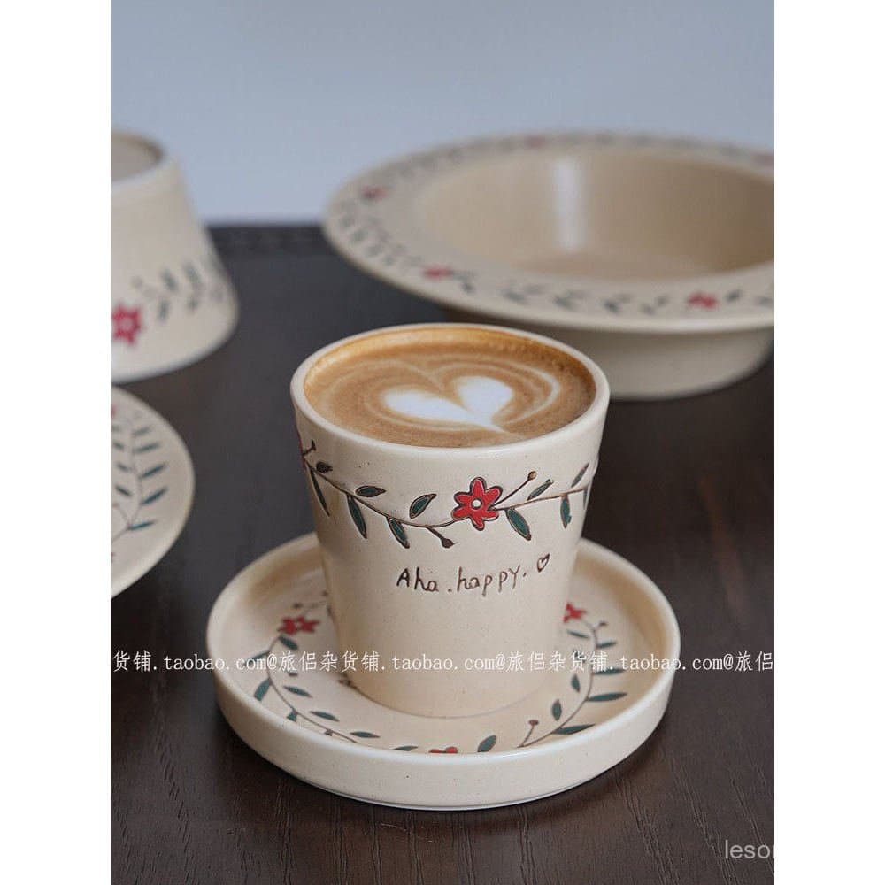 Conjunto de louça de cerâmica vintage com decoração floral pintada à mão sob o esmalte fosco, incluindo xícara e pires d