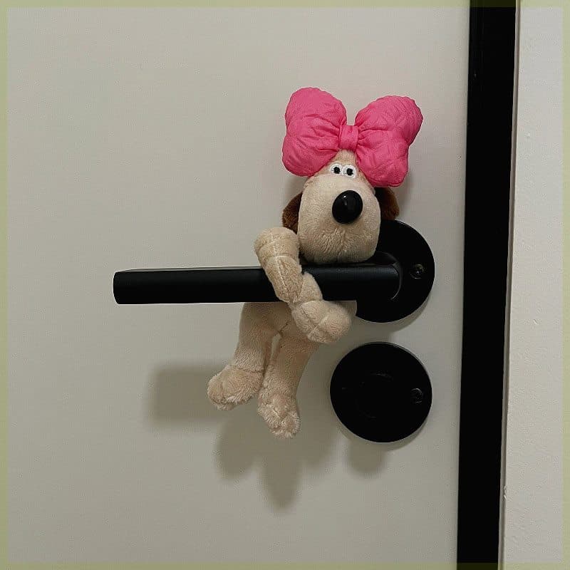 Bonito mestre cão maçaneta da porta ornamentos boneca de pelúcia quarto bonito sala de estar decoração Anti-colisão bone