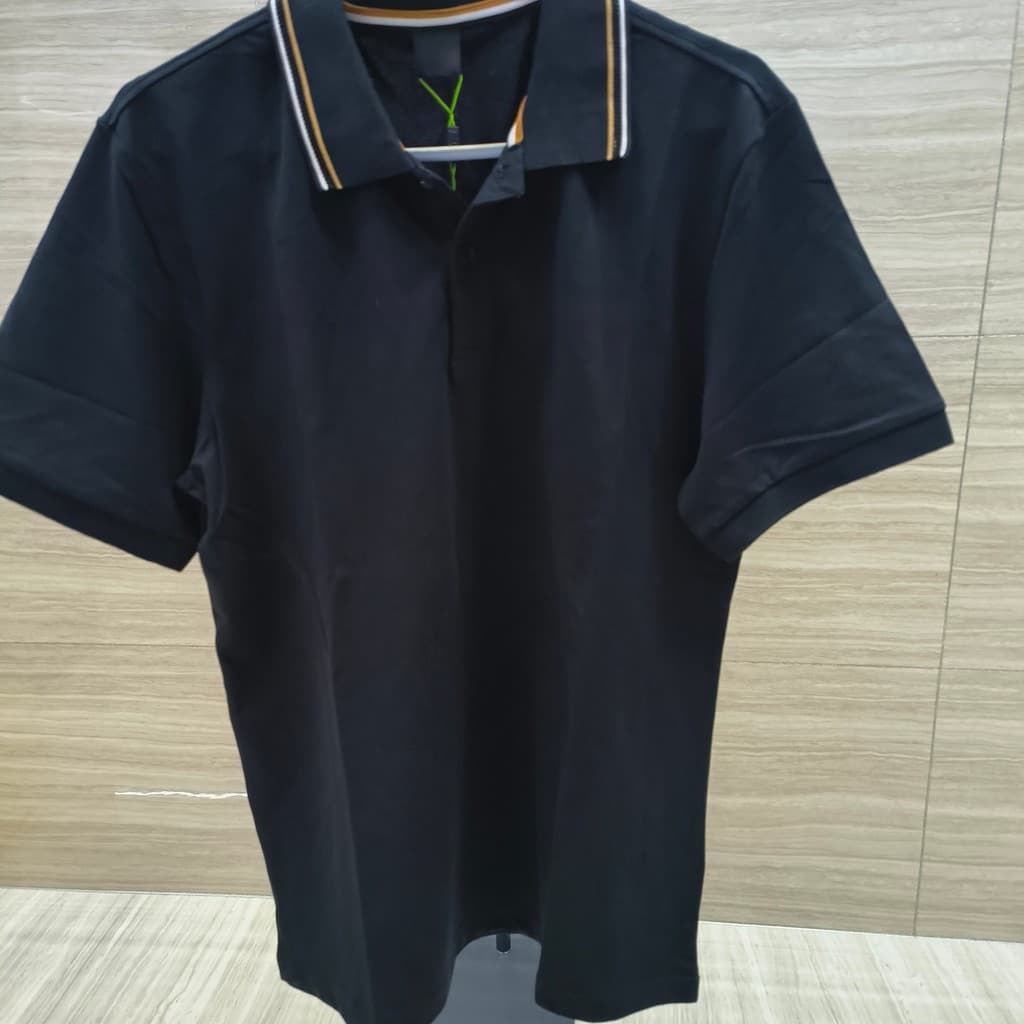 Camisa polo de manga curta para negócios e conforto, adequada para diversas ocasiões.