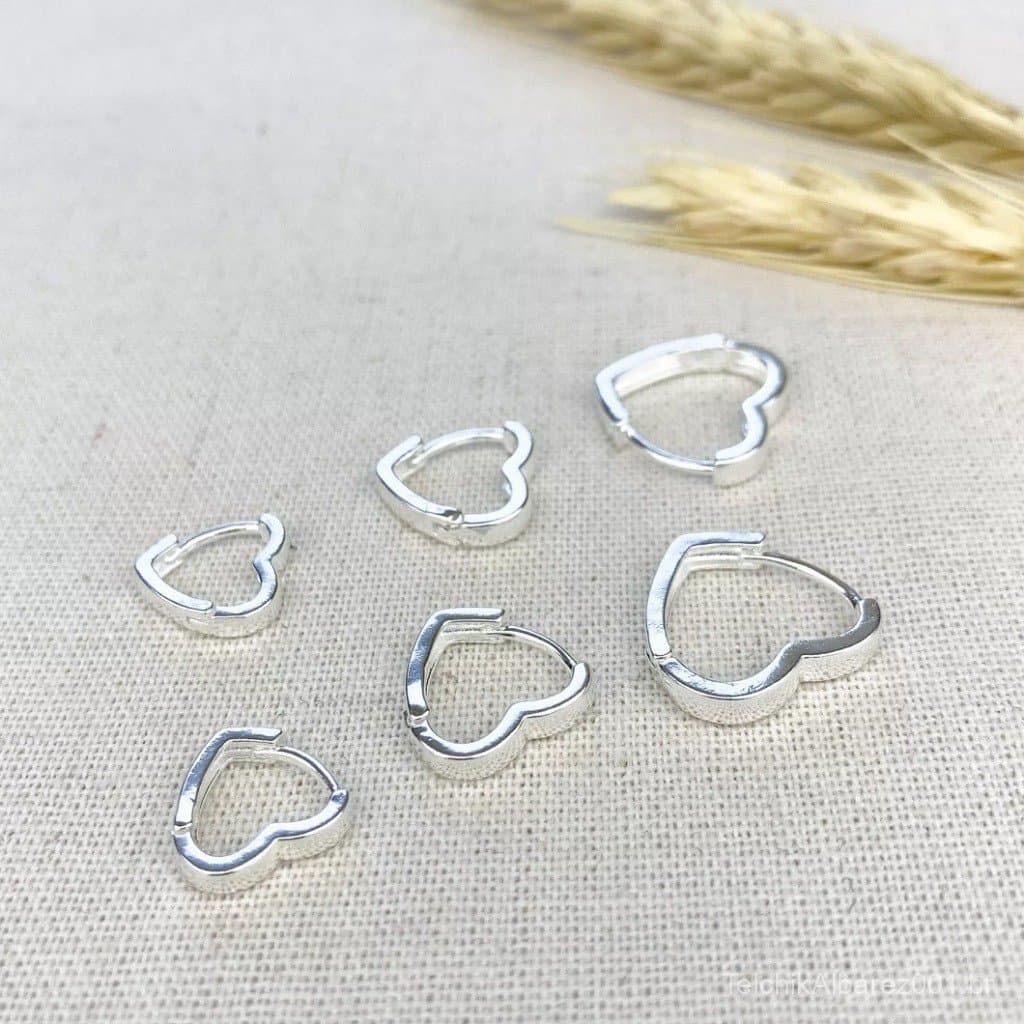 Kit 3 Pares Brincos Coração Feminino Banhado a Prata Pequeno Delicado Brilho Luxo