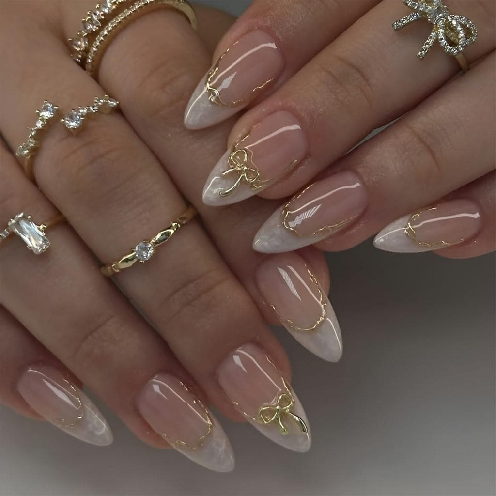 Unhas Postiças Douradas, Formato Amêndoa Médio, Unhas Postiças com Ponta Francesa Branca, Unhas Postiças com Laço Dourad