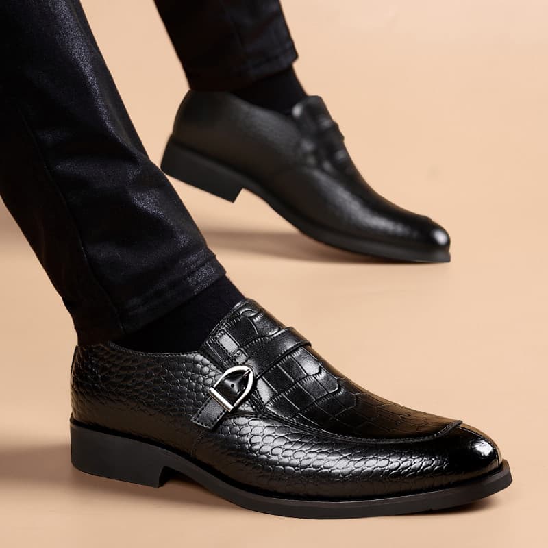 Sapatos de couro masculinos 2026 primavera novo estilo fivela sapatos casuais baixo-topo Plus Size negócios sobre os pés