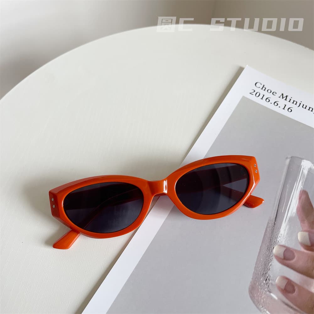 2023 europeu americano Retro olho de gato óculos de sol feminino moda High-End influenciador forma côncava ins óculos de