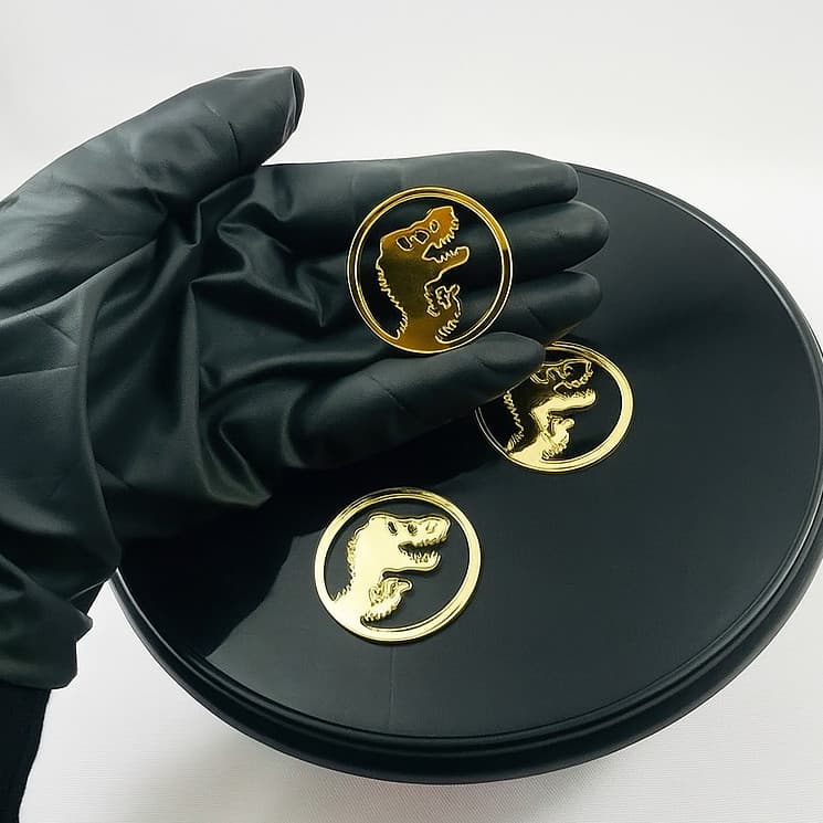 Aplique Dinossauro Vazado de Acrílico Espelhado Dourado 4 CM - Kit com 10 UNIDADES