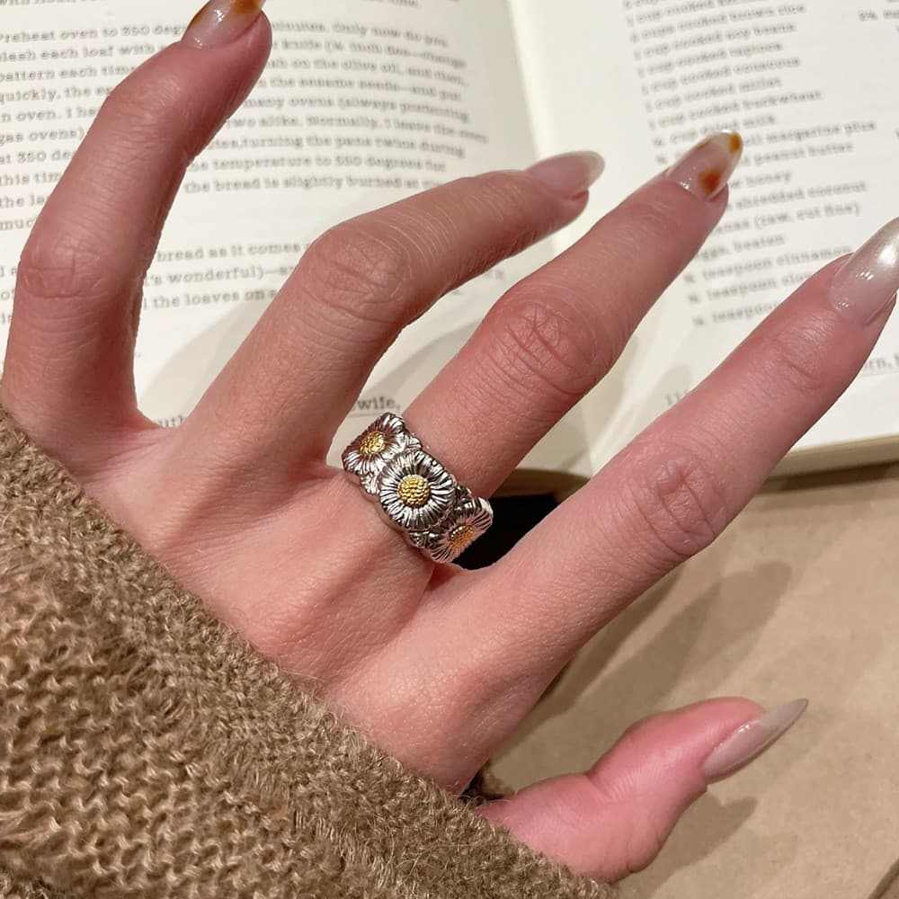 Anel artesanal italiano em ouro escovado bicolor com design de margarida, estilo G-Dragon, anel ajustável para casal, pa