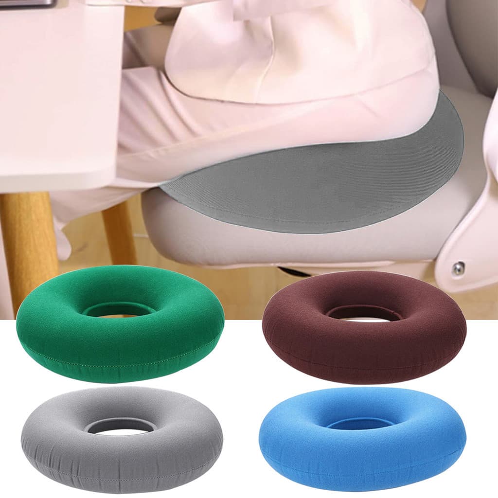 Um conjunto de almofadas para hemorroidas e apoios para o cóccix, adequado para uso em casa e no escritório, vem com uma