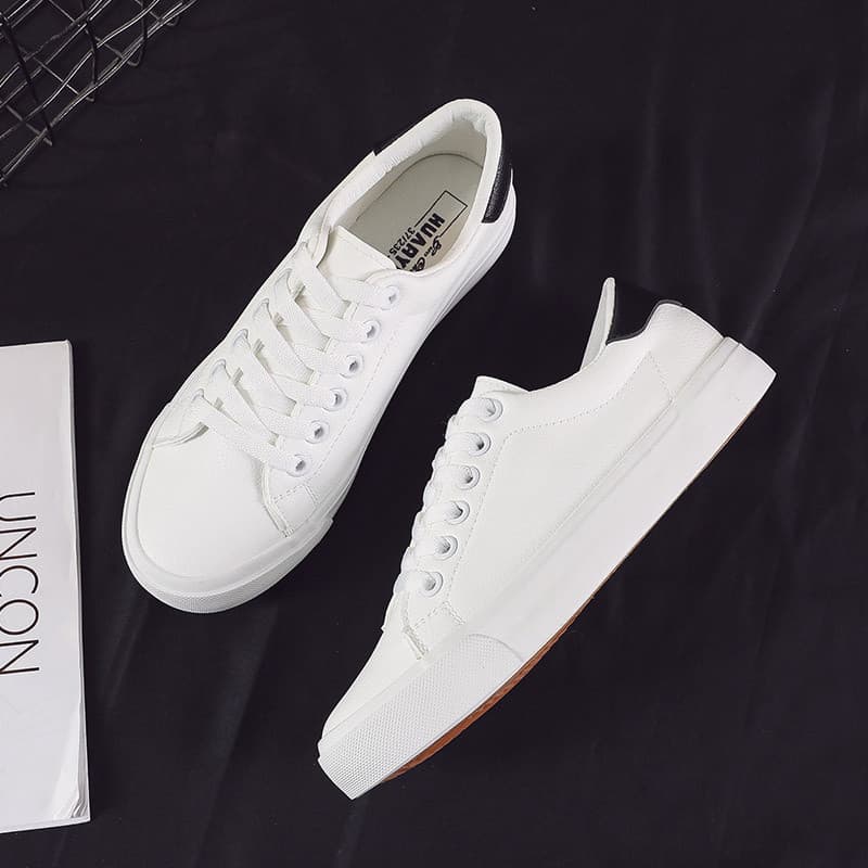 Pequenos sapatos brancos femininos 2026 primavera novo estilo versão coreana All-Match ins tênis de sola plana de couro